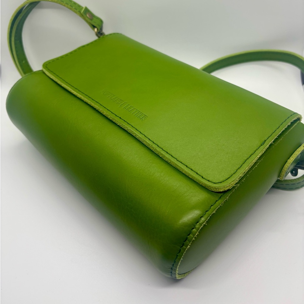 Portland Leather Green Apple Metro Crossbody Bag - Picture 2 of 4